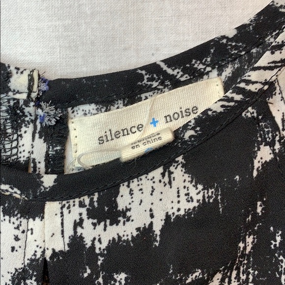 Silence and Noise Sleeveless Blouse - Picture 3 of 7